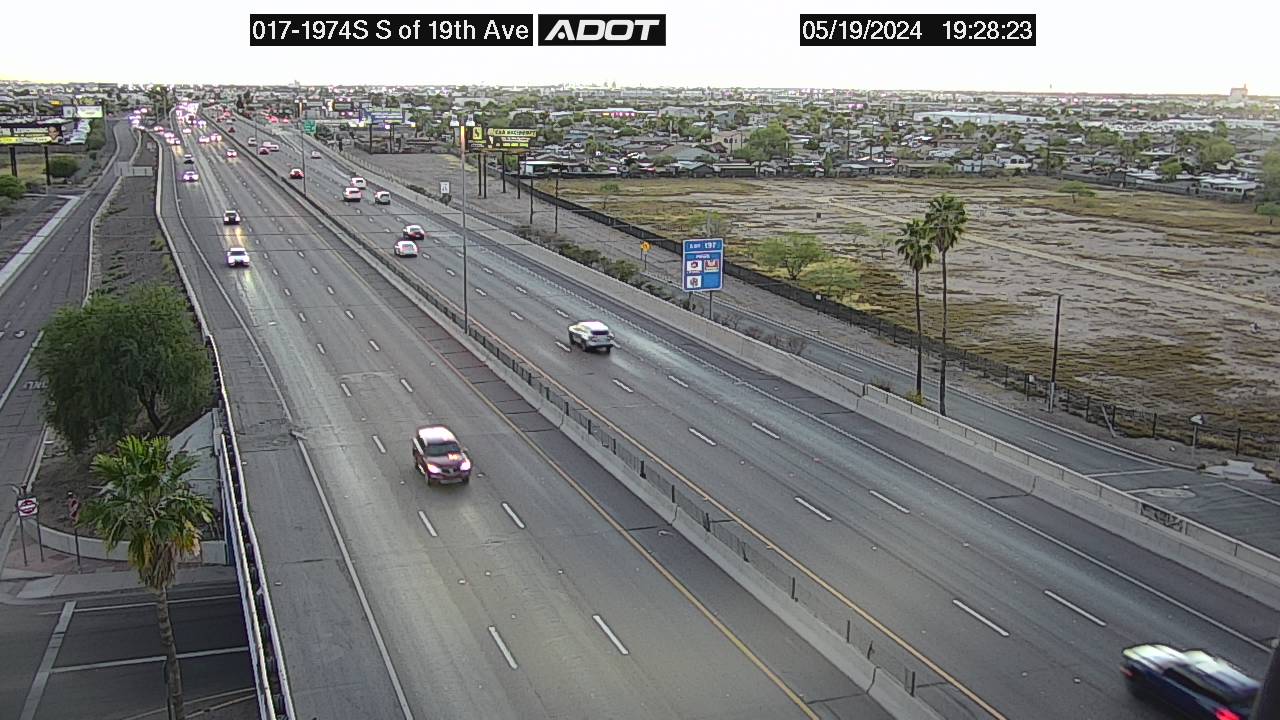 Traffic Cam I-17 SB 197.42 @S of 19th Ave -  Southbound